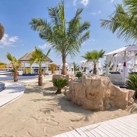 Velier Holiday Apartments Mamaia Exterior photo