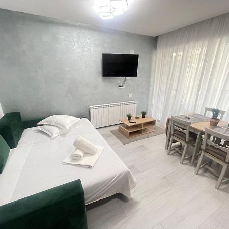 Velier Holiday Apartments Mamaia Exterior photo